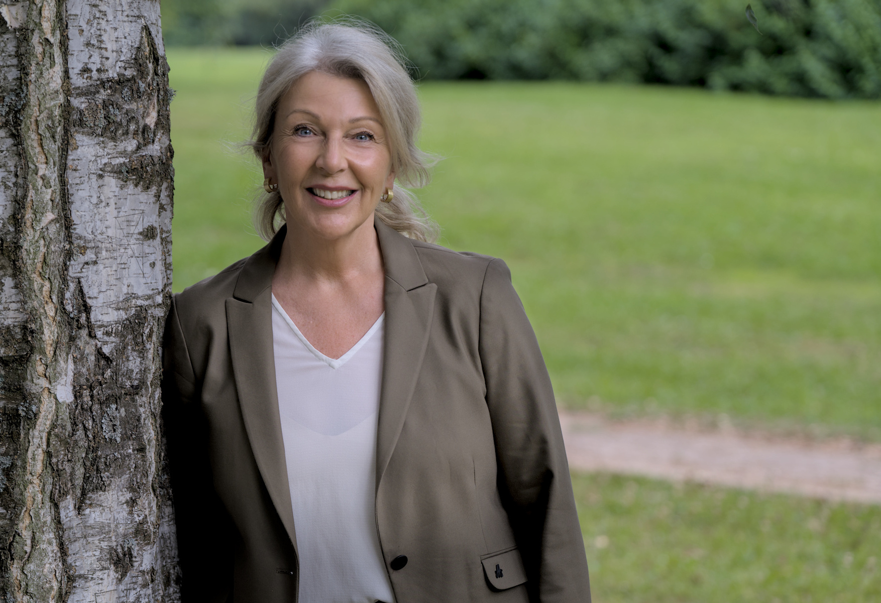 Michaela Pries Porträt Michaela Pries neben einer Birke