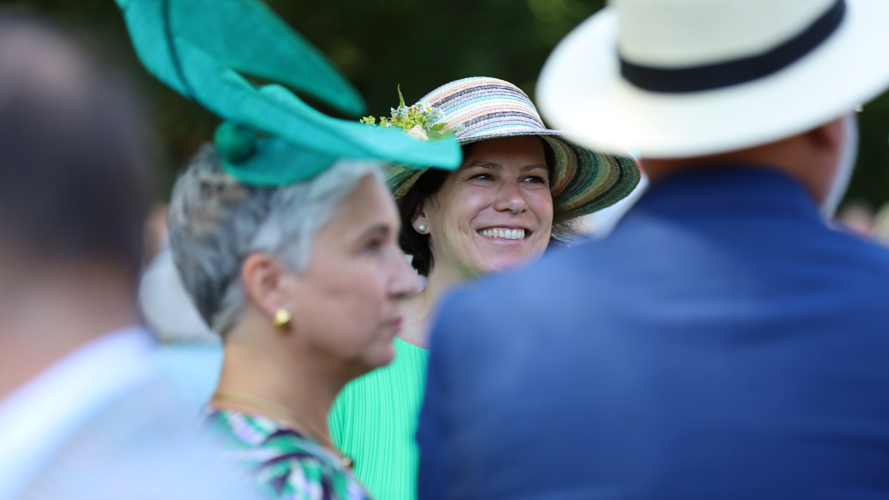 Landtagspräsidentin Kristina Herbst bei dem Empfang des Kieler Kaufmann e.V. am 26. Juni:  Hier trägt die Dame traditionell Hut.