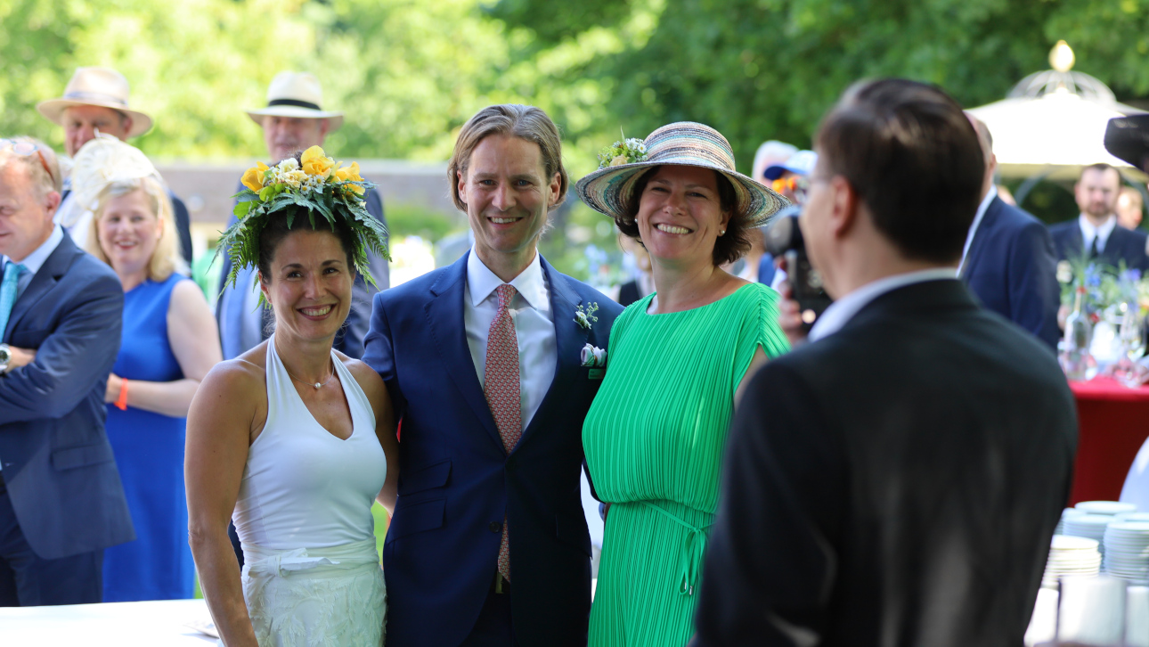 Landtagspräsidentin Kristina Herbst mit Sabine und Arne Biederbeck bei dem Empfang des Kieler Kaufmann e.V. am 26. Juni:  Hier trägt die Dame traditionell Hut. 