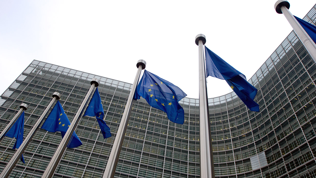 EU-Flaggen wehen vor dem Gebäude der EU-Kommission.