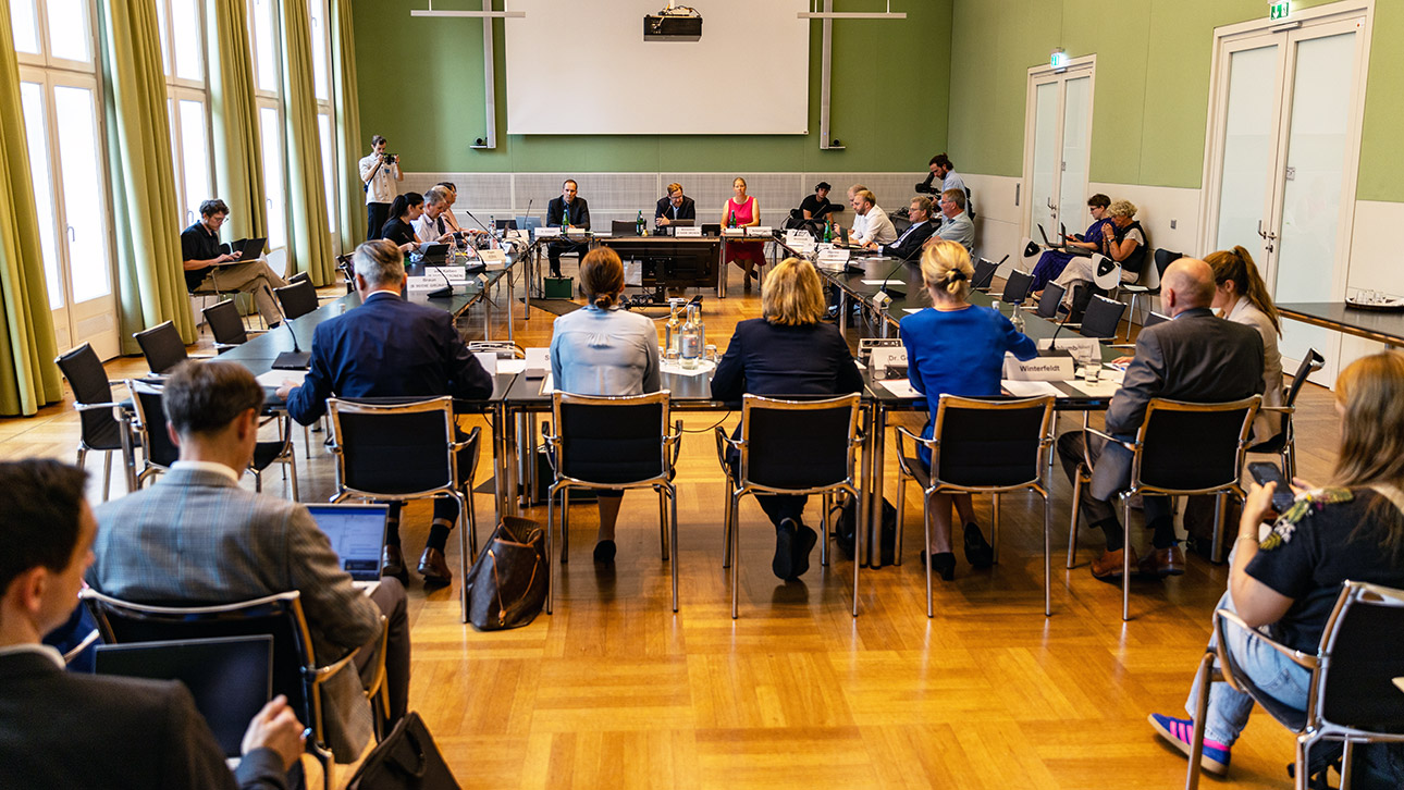 Blick in den Aussschusssaal des Landtages, wo der Innen- und Rechtsausschuss vor Zuschauern und einem Kamerateam tagt. 