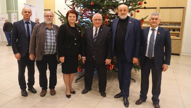 Delegation Kaliningrad © Foto: Landtag, Yvonne Windel Eine Delegation aus Kaliningrad posiert mit Landtagspräsident Klaus Schlie in der Eingangshalle des Landtages.