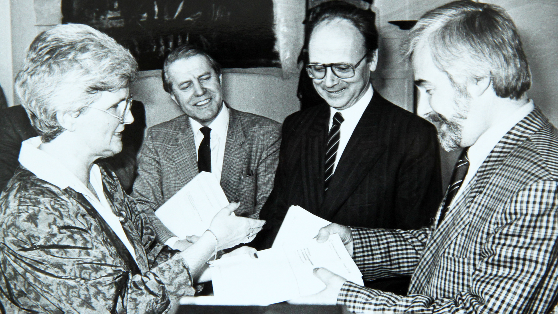 2026_03_05_rueckblick_1990_verfassung_web © Foto: Landtag V.l.n.r.: Landtagspräsidentin Lianne Paulina- Mürl, Karl Otto Meyer (SSW), Oppositionsführer Heiko Hoffmann (CDU) und der Ausschussvorsitzende, SPD-Fraktionschef Gert Börnsen.