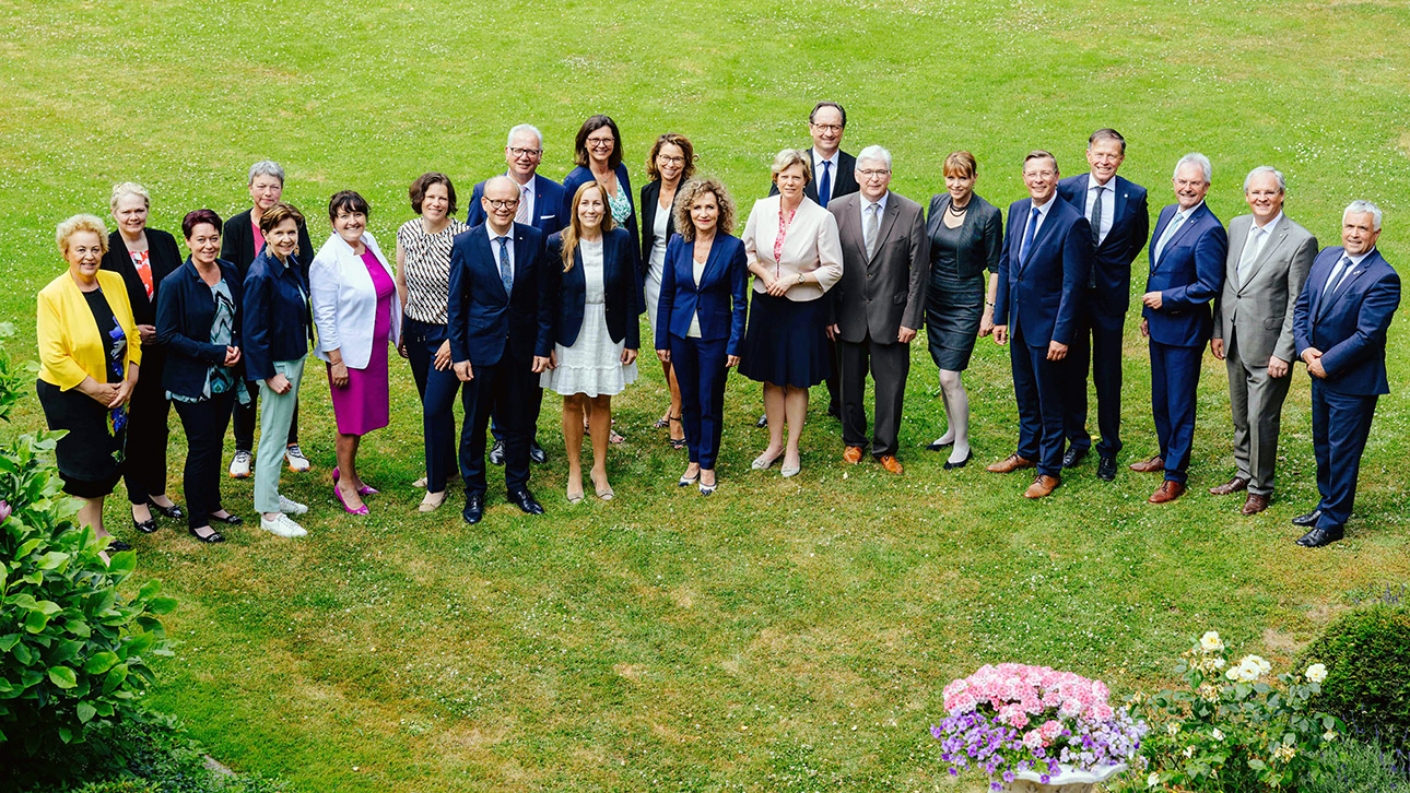 Gruppenfoto auf einer Wiese mit Präsidentinnen und Präsidenten der 30 deutschsprachigen Landtage aus Deutschland, Österreich, Südtirol und der deutschsprachigen Gemeinschaft in Belgien.