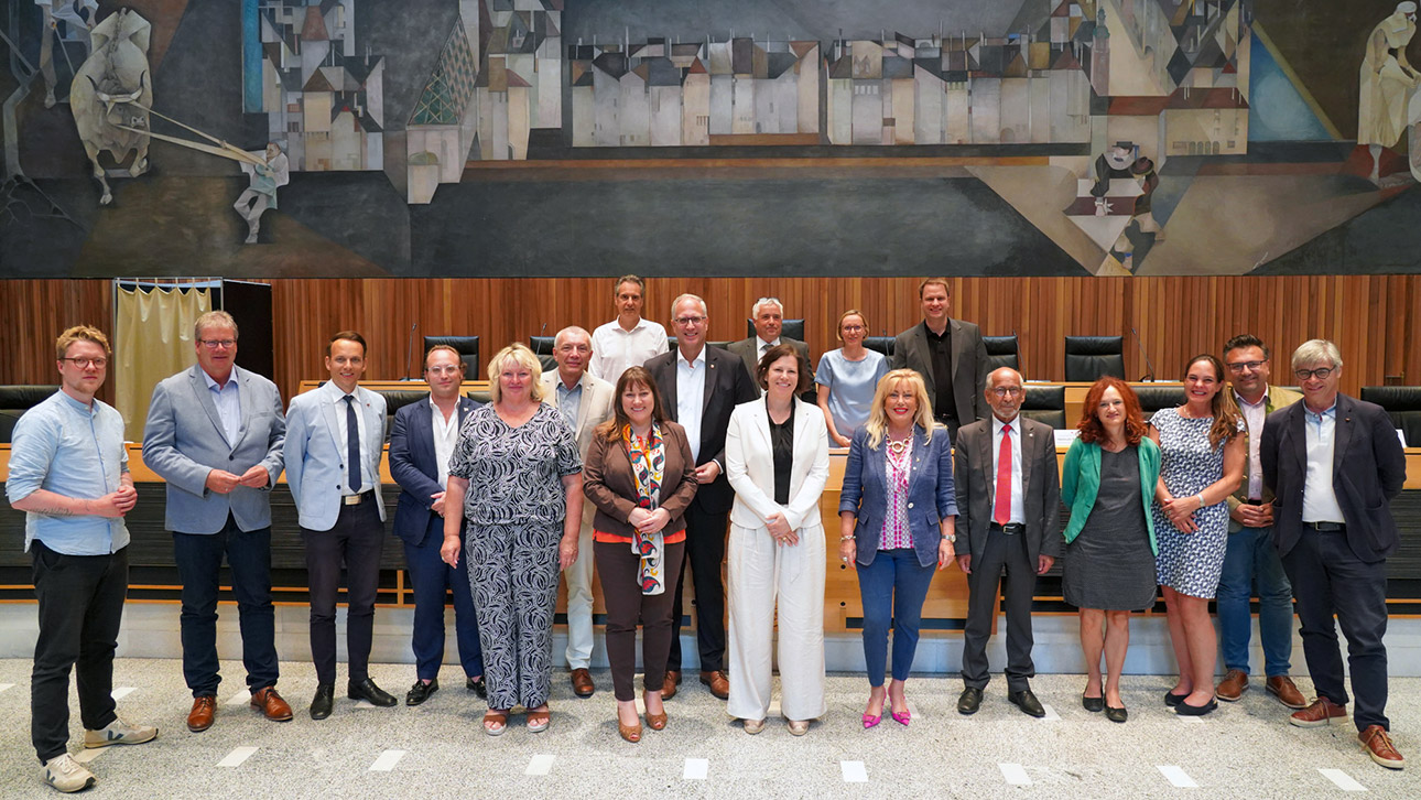 Gruppenfoto im Südtiroler Parlament mit dem Ältestenrat aus Schleswig-Holstein und Abgeordneten des Südtiroler Landtages.