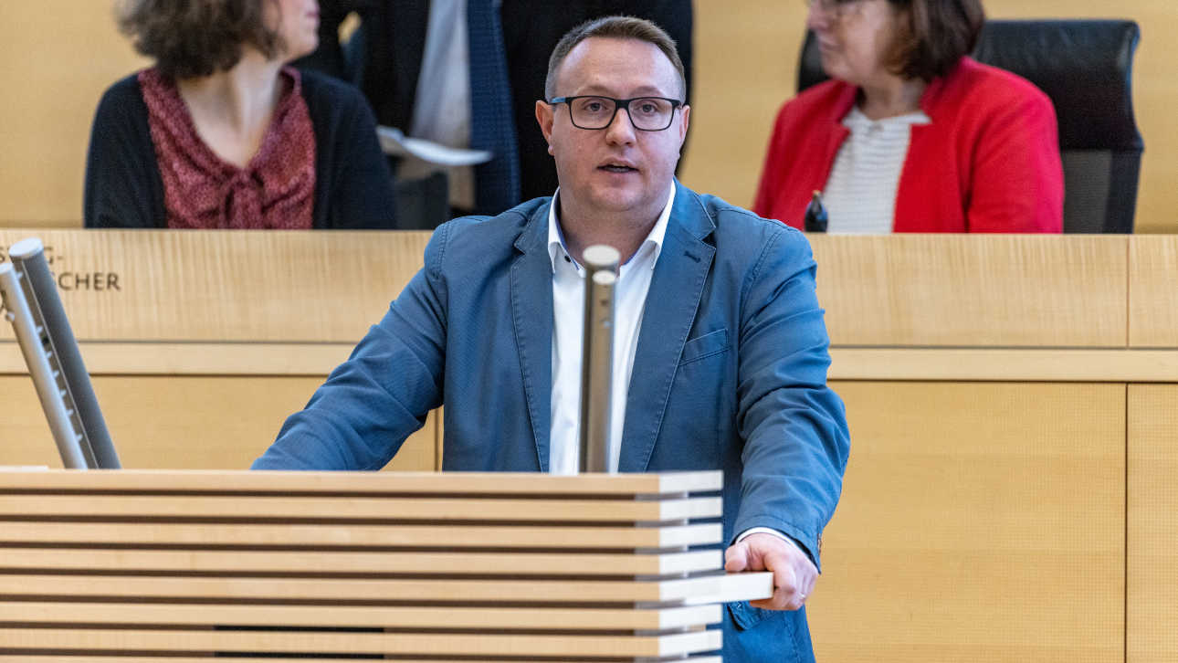 Christian Dirschauer (SSW) spricht im Plenum des Landttags