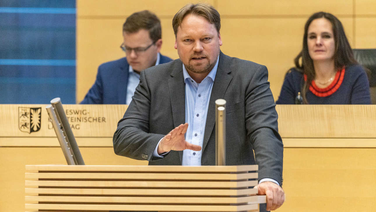 Oliver-Kumbartzky (FDP) spricht im Plenum des Landtags