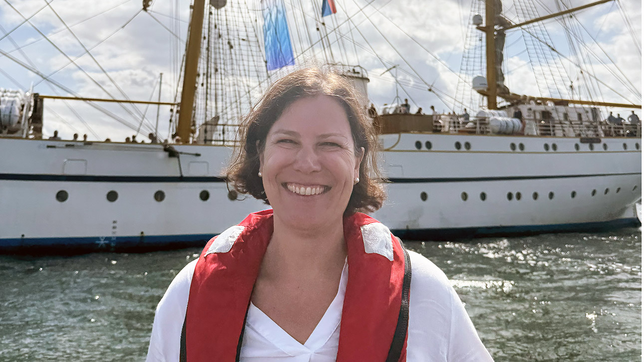 Landtagspräsidentin Kristina Herbst steht auf einem Schiff votr der Gorch Fock