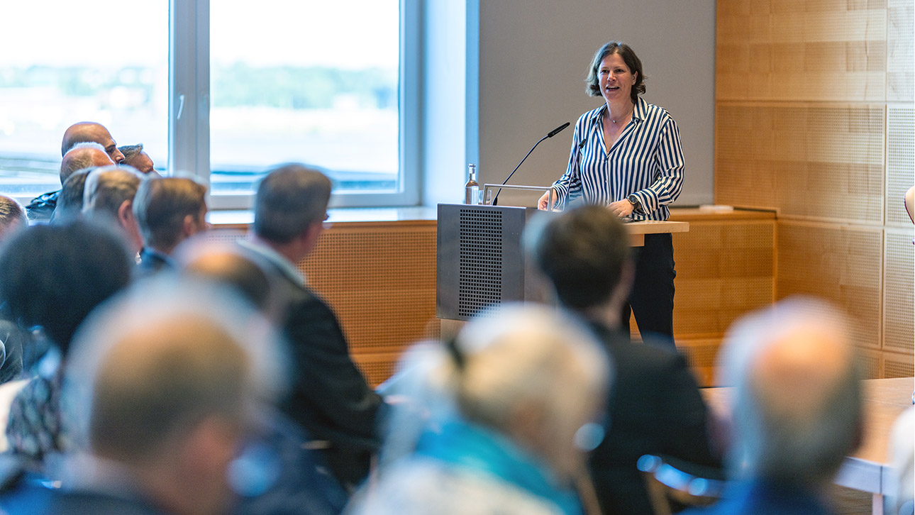 Landtagspräsidentin Kristina Herbst spricht auf der Veranstaltung Politik trifft Sport und Wirtschaft