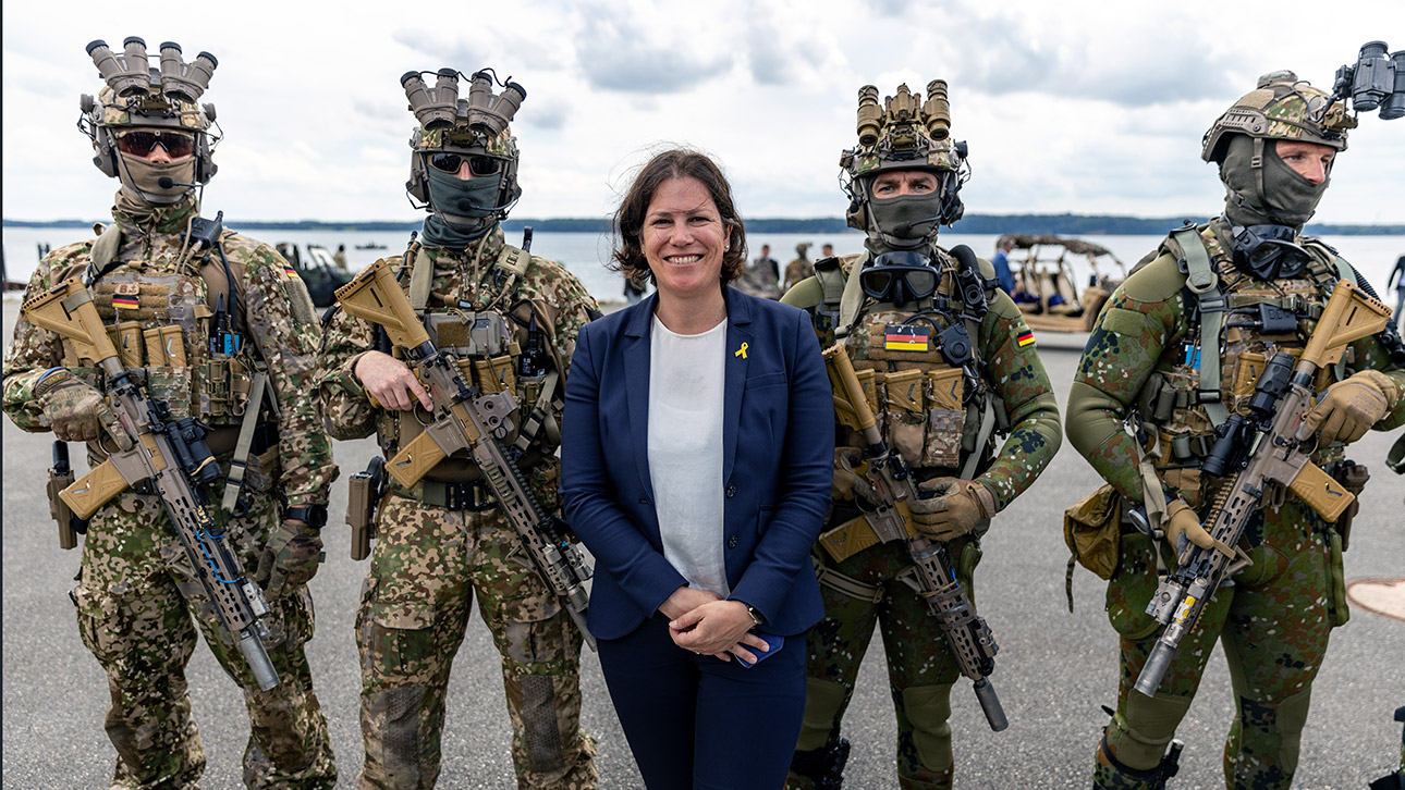 Landtagspräsidentin Kristina Herbst mit Mitglieder des Kommandos Spezialkräfte der Marine nach einer Vorführung. 