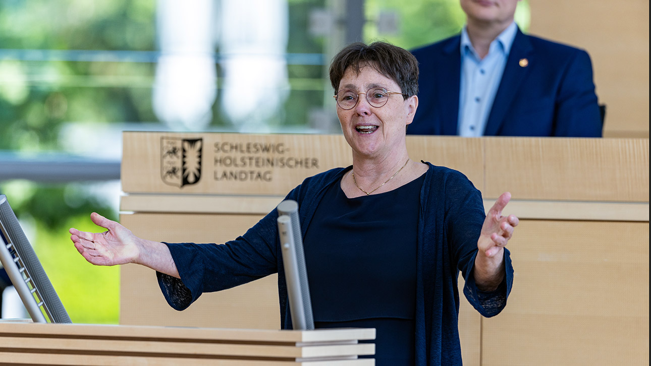 Grünen-Finanzministerin Monika Heinold hält ihre Abschiedsrede im Plenarsaal des Schleswig-Holsteinischen Landtages