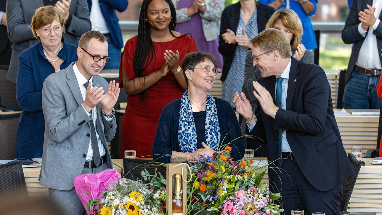Grünen-Finanzministerin Monika Heinold wird mit Applaus verabschiedet vom Kabinett. Sie steht neben Ministerpräsident Daniel Günther und dem Chef der Staaskanzlei, Minister Dirk Schrödter