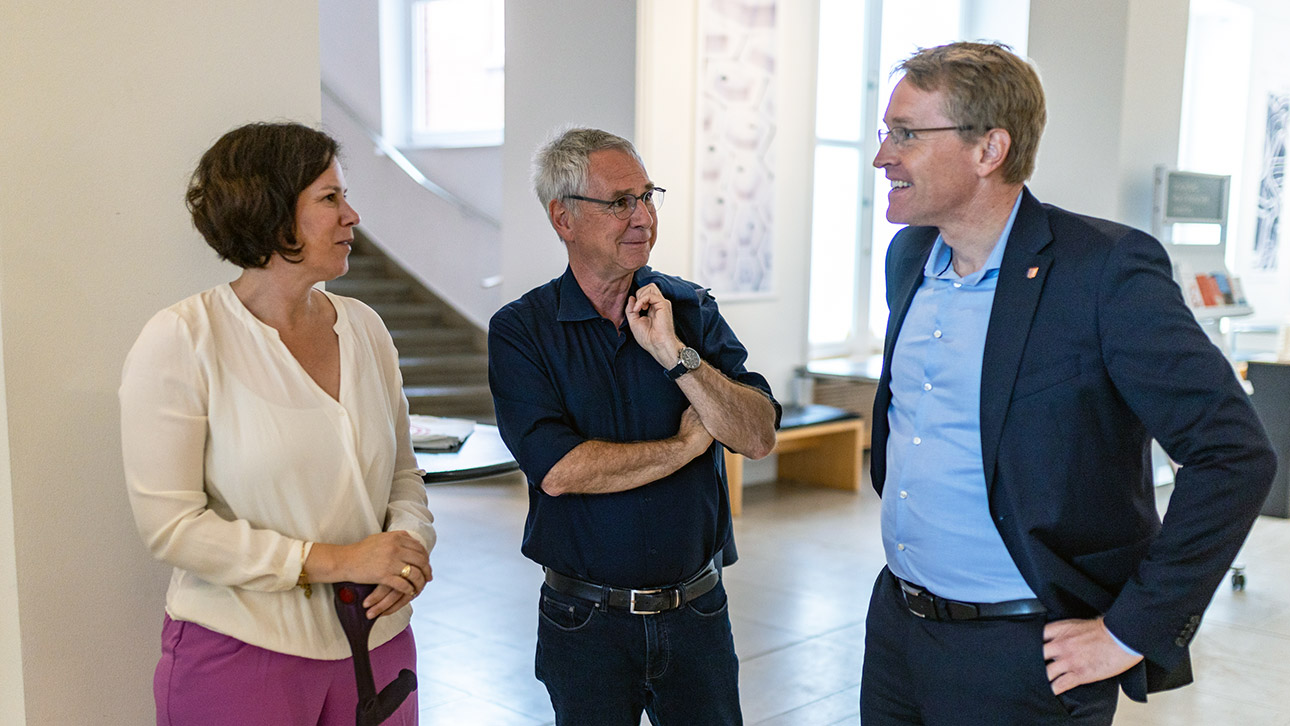 Im Gespräch rund ums Blutspenden (v.re.): Ministerpräsident Daniel Günther (CDU),  DRK-Landesverbandspräsident und ehemaliger Landtagspräsident Torsten Geerdts und Landtagspräsidentin Kristina Herbst