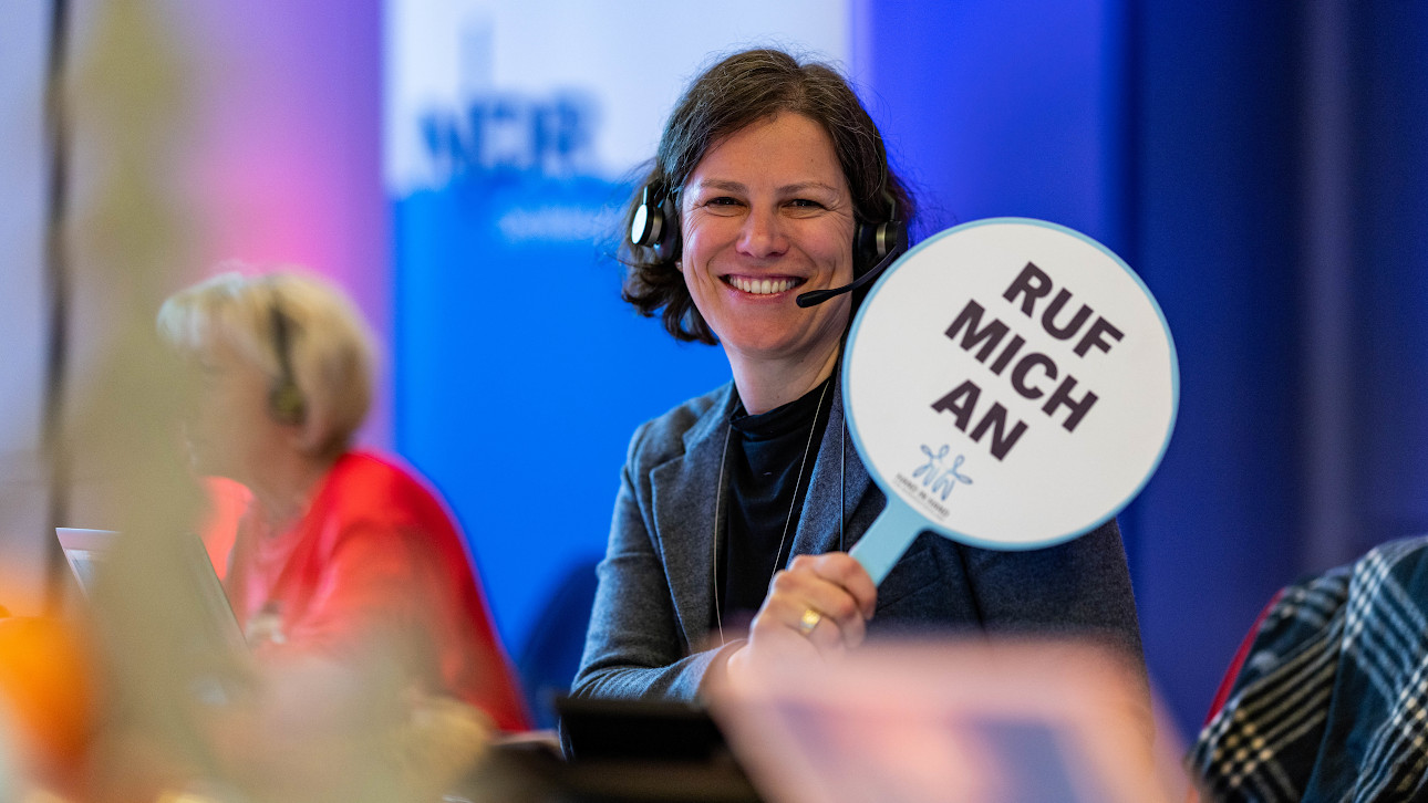 Landtagspräsidentin Kristina Herbst am Spendentelefon