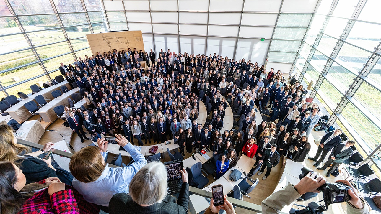 Stelldichein im Plenarsaal zum Auftakt des dreitägigen Planspiels von Model United Nations im Landeahaus