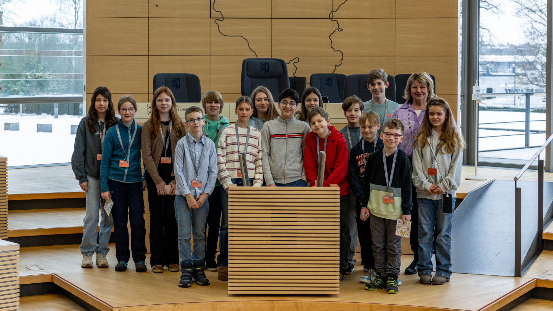 26_02_13_Das Stormini-Parlament zu Besuch im Landtag_SES29859_plenum_web_ses © Foto: Landtag, Sönke Ehlers Die Stormini-Kinder posieren mit Jette Waldinger-Thiering im Plenum für ein Foto
