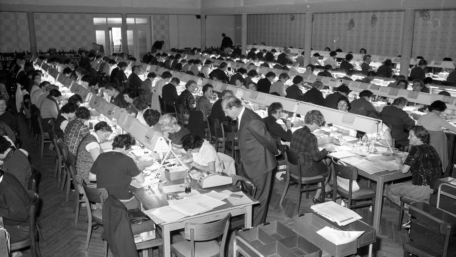 26_03_13_sport_rueckblick_lotto1955_stadtarchiv_web © Foto: Stadtarchiv Tippscheine werden per Hand ausgewertet: in Kiel um 1960 eine reine Frauenarbeit.