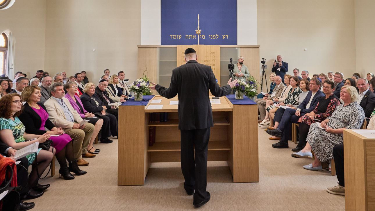 Walter Joshua Pannbacker, Vorstand der Jüdischen Gemeinde Kiel, steht während der Einweihung der Synagoge 