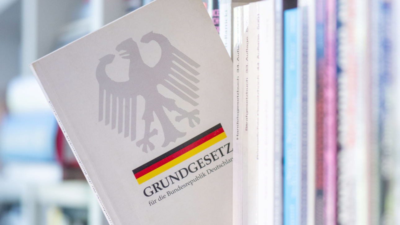 Ein Buch mit dem Titel Grundgesetz der Bundesrepublik Deutschland