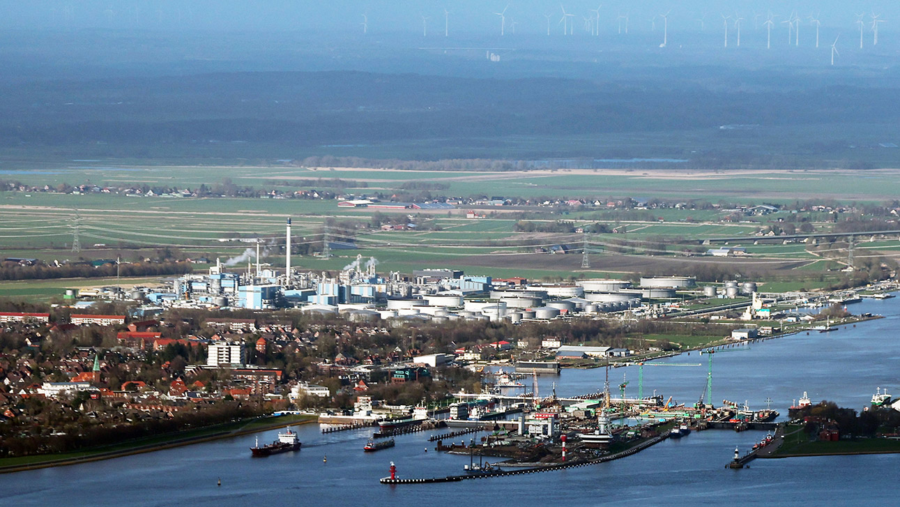 Blick auf die Schleuse zwischen Elbe und Nord-Ostsee-Kanal (NOK) in Brunsbüttel mit der Stadt Brunsbüttel (vorne, li.), und dem Chemiewerk Sasol (hinten, li.).