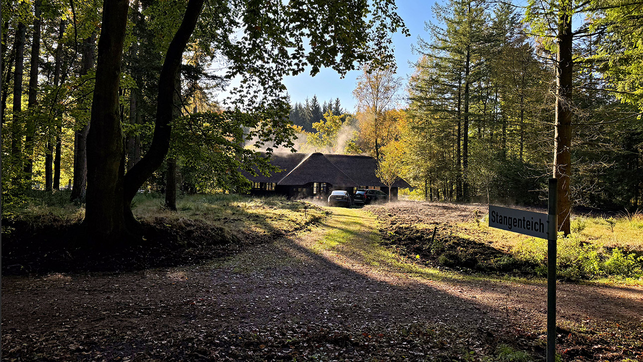 Blick auf ein vermeintliches Büro-Gebäude im Sachsenwald, das im Herbst vergangenen Jahres im Zusammenhang mit dem Vorwurf einer 