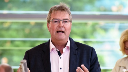 Harms Lars SSW Landtagstagung Plenum © Foto: Thomas Eisenkrätzer Der SSW-Fraktionsvorsitzende Lars Harms hält eine Rede im Plenarsaal des Landtages.