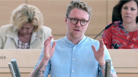 Petersdotter, Lasse, Grüne Landtagstagung Plenum © Foto: Michael August Der Fraktionsvorsitzende der Grünen, Lasse Petersdotter, hält eine Rede im Plenarsaal des Landtages.