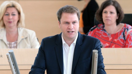 Vogt Christopher FDP Landtagstagung Plenum © Foto: Michael August Der FDP-Fraktionsvorsitzende Christopher Vogt hält eine Rede im Plenarsaal des Landtages.