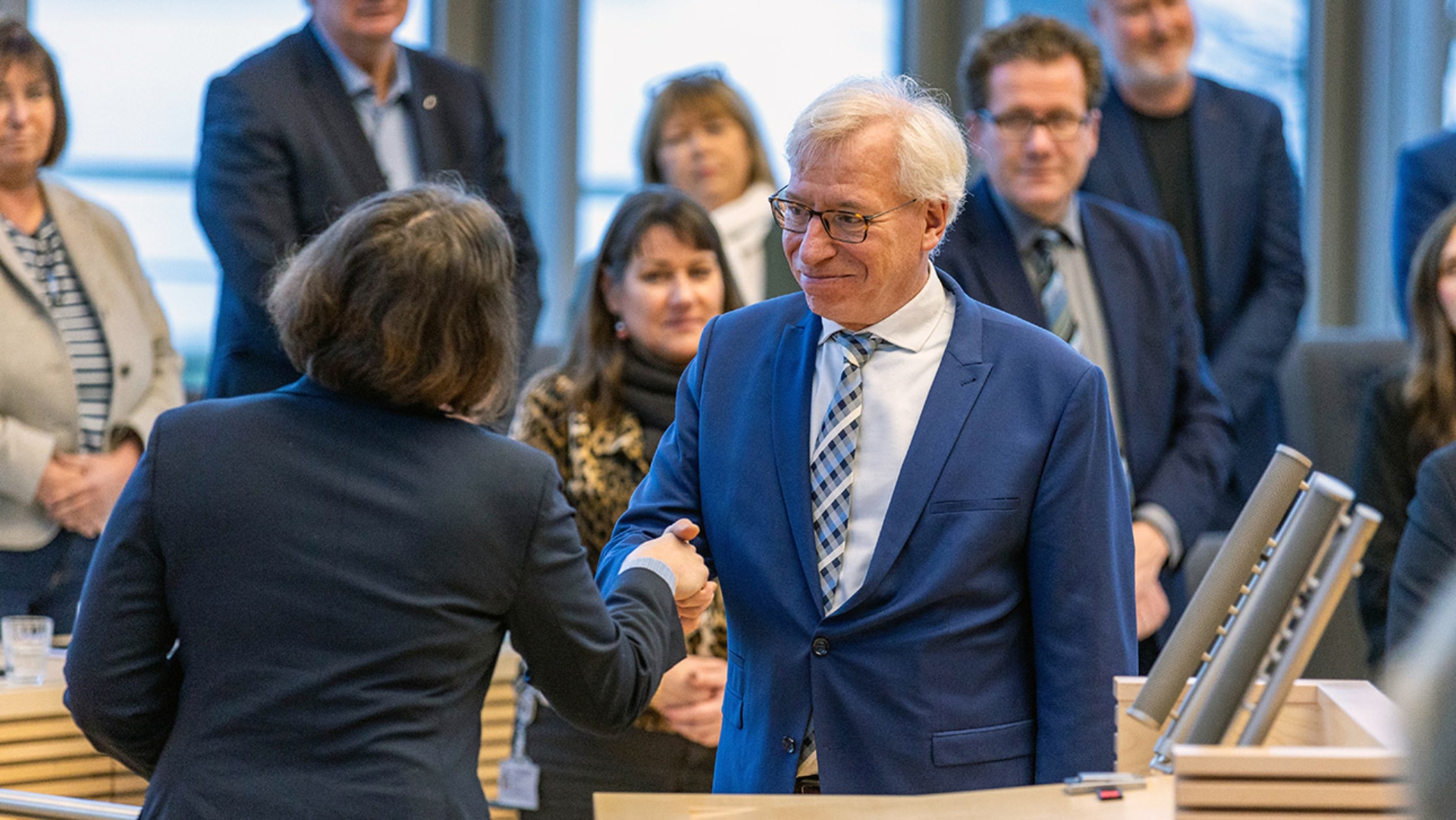 Löbbert Carsten Vereidigung Landesverfassungsgericht Vizepräsident © Foto: Landtag, Sönke Ehlers Carsten Löbbert, der neue Vizepräsident des Landesverfassungsgerichts, wird nach seiner Vereidigung von Landtagspräsidentin Kristina Herbst beglückwünscht