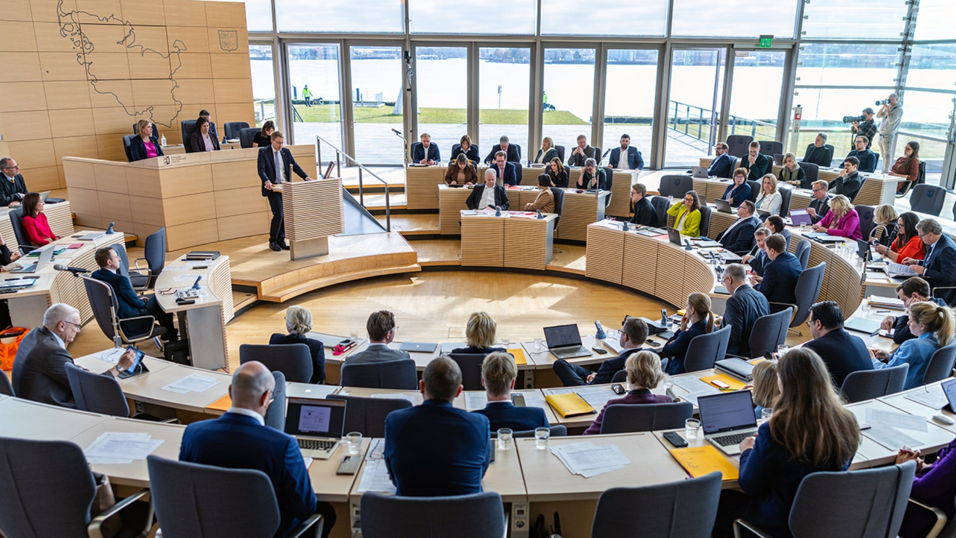 Überblick Plenum Plenarsaal Rede Günther MP © Foto: Landtag, Sönke Ehlers Das Plenum tagt im Plenarsaal des Schleswig-Holsteinischen Landtages, wo CDU-Ministerpräsident Daniel Günther am Rednerpult spricht.