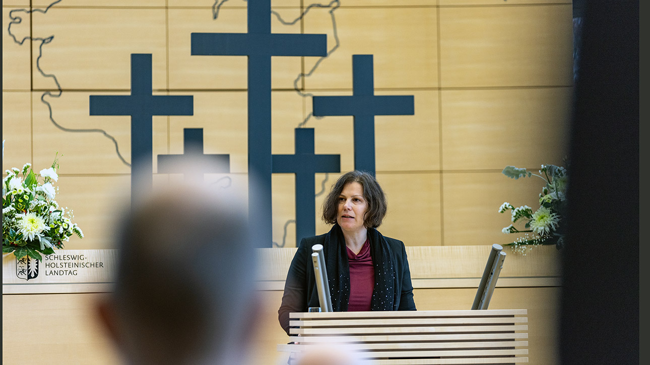 Landtagspräsidentin Kristina Herbst hält im Plenarsaal auf der zentralen Gedenkstunde des Landes reine Rede zum Volkstrauertag: 