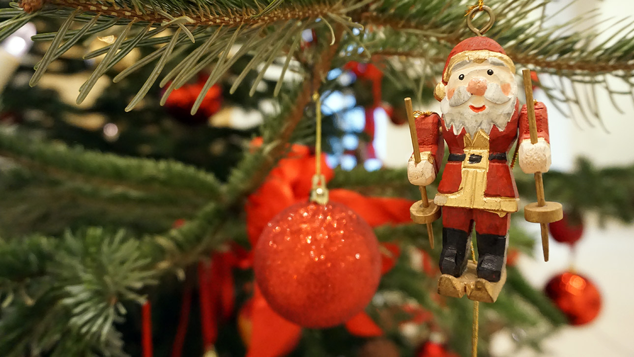 Christbaumschmuck hängt am Weihnachtsbaum in der Eingangshalle des Landtages.