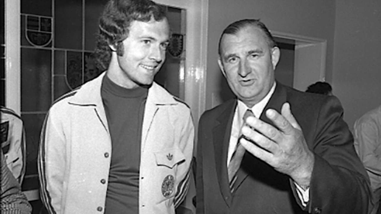 Ein altes Bild mit Franz Beckenbauer und einem Abgeordneten