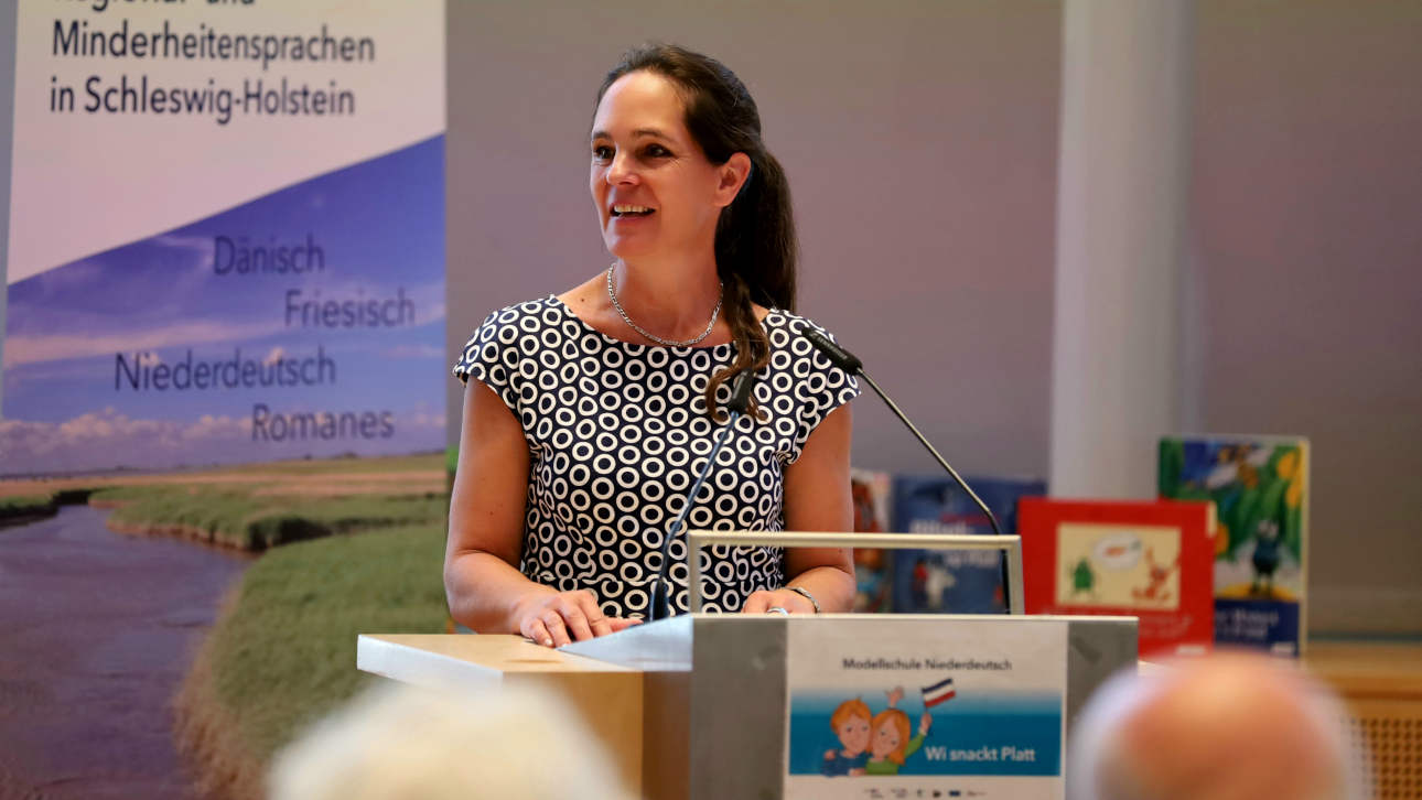 Landtagsvizepräsidentin Annabell Krämer bei ihrer Rede zum Jubiläum der Modellschulen Niederdeutsch