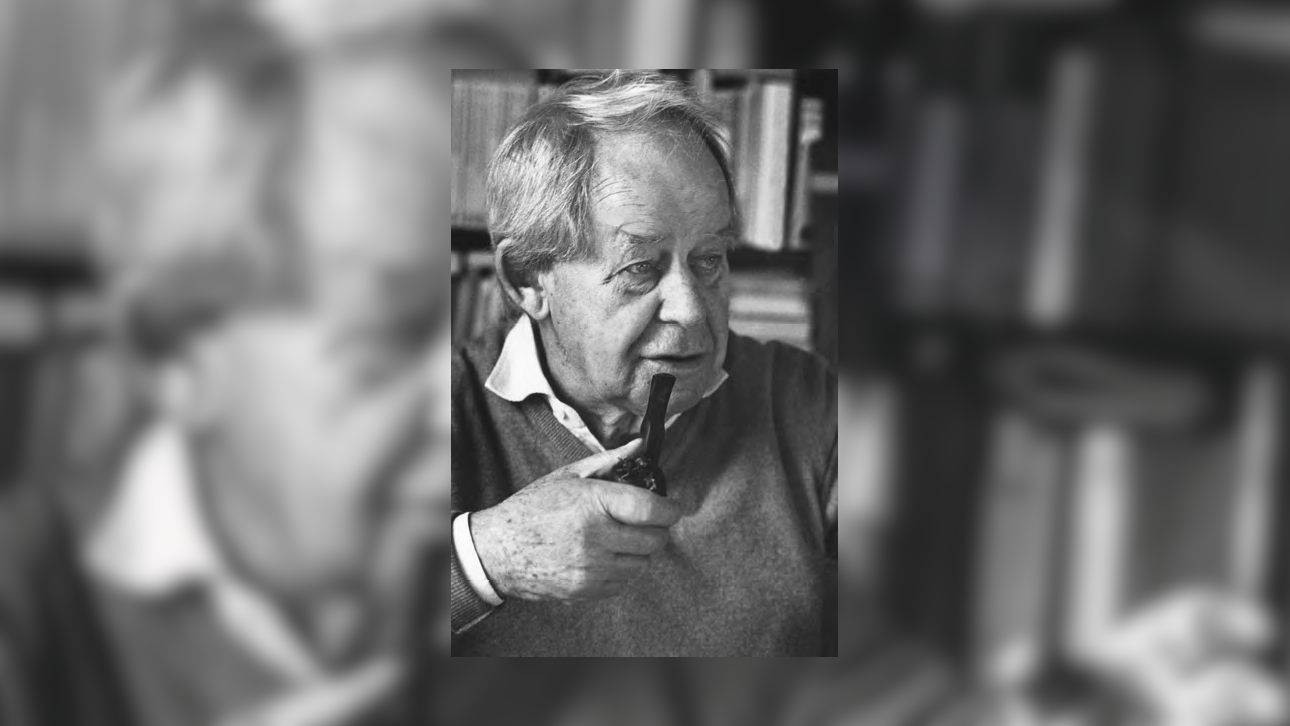 Siegfried Lenz (1926–2014) zählt zu den bedeutendsten und meistgelesenen Schriftstellern der deutschen Nachkriegs- und Gegenwartsliteratur. Für sein vielfältiges Werk wurde er mit zahlreichen wichtigen Preisen ausgezeichnet. Seine Erzählungen, Romane, Essays und Theaterstücke kreisen um gesellschaftliche Fragen, immer wieder beteiligte er sich mit Reden und Stellungnahmen an politischen Auseinandersetzungen. Siegfried Lenz wurde im ostpreußischen Lyck geboren. Er lebte in Hamburg und viele Monate im Jahr auch im Kreis Schleswig-Flensburg in Tetenhusen. Am 2. Dezember 2004 wurde ihm die Ehrenbürgerschaft Schleswig-Holsteins verliehen. 