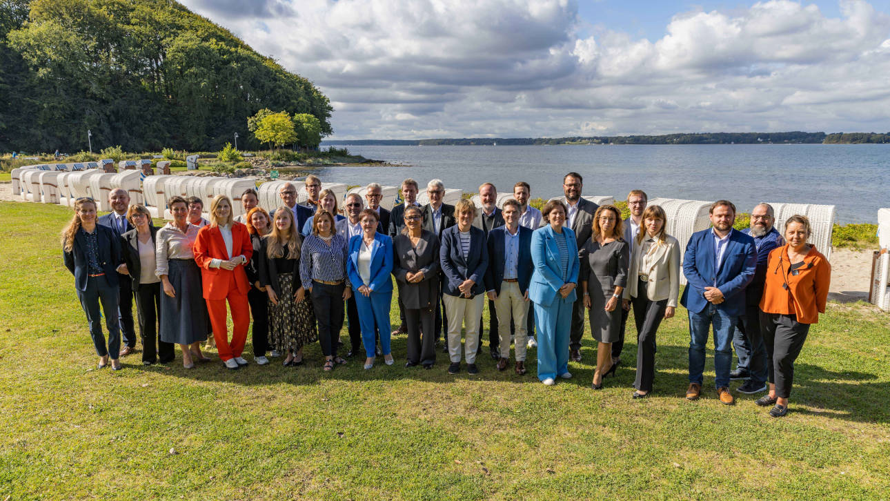 Gruppenfoto der Delegierten des PSO vor der Flensburger Förde