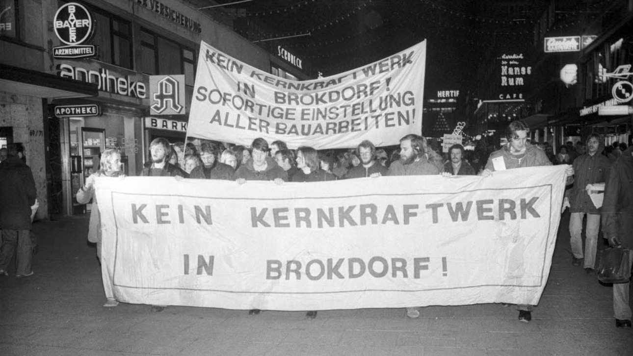 Brokdorf Demo Atomkraftwerk Demokratie Ort © Foto: Magnussen, Friedrich / Stadtarchiv Kiel Menschen gehen in den 1970ern gegen das Atomkraftwerk Brokdorf auf die Straße.
