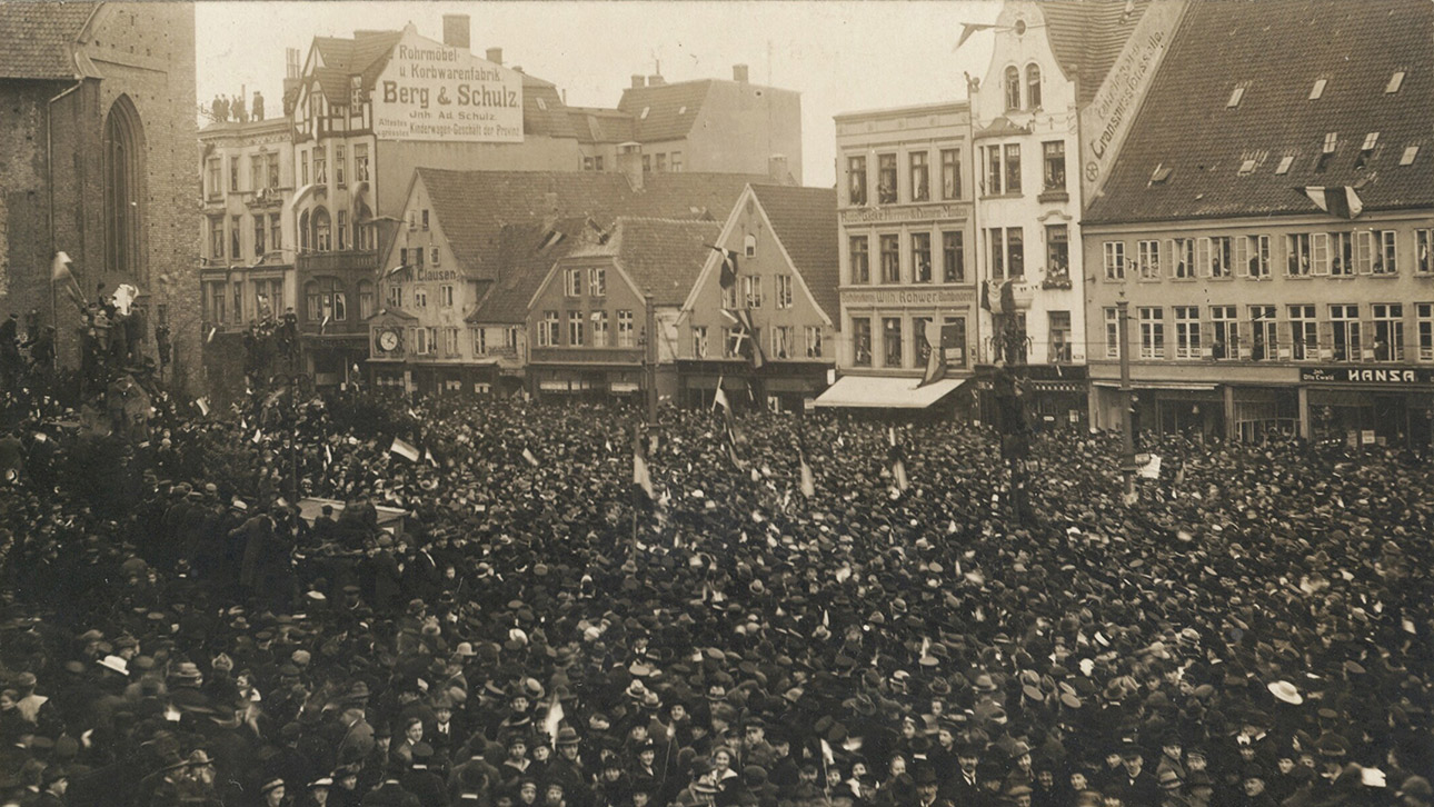 deutsch-dänische Abstimmung Flensburg Demokratie Ort © Foto: The Royal Library DK Menschen versammeln sich 1920 in Flensburg vor der Abstimmung über die deutsch-dänische Grenze