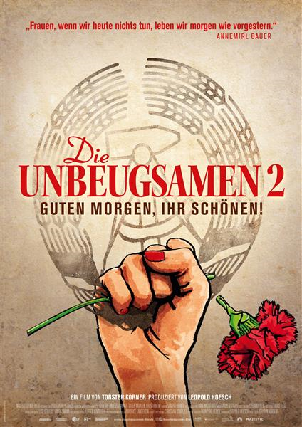 Filmplakat Die Unbeugsamen 2 mit einer Faust, die mit roten Fingernägeln eine abbrechende rote Nelke hält. 