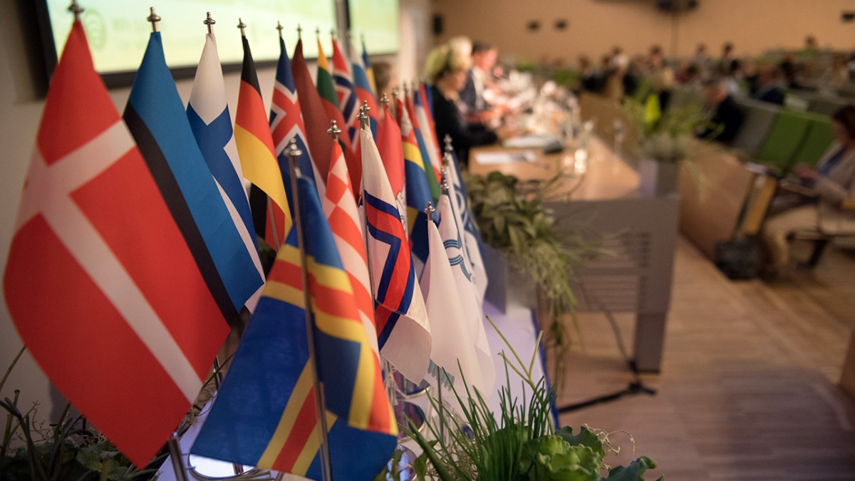 BSPC-Konferenz © Foto: Ernests Dinka, Seim-Verwaltung Lettland Fahnen stehen auf einem Tisch während einer BSPC-Konferenz